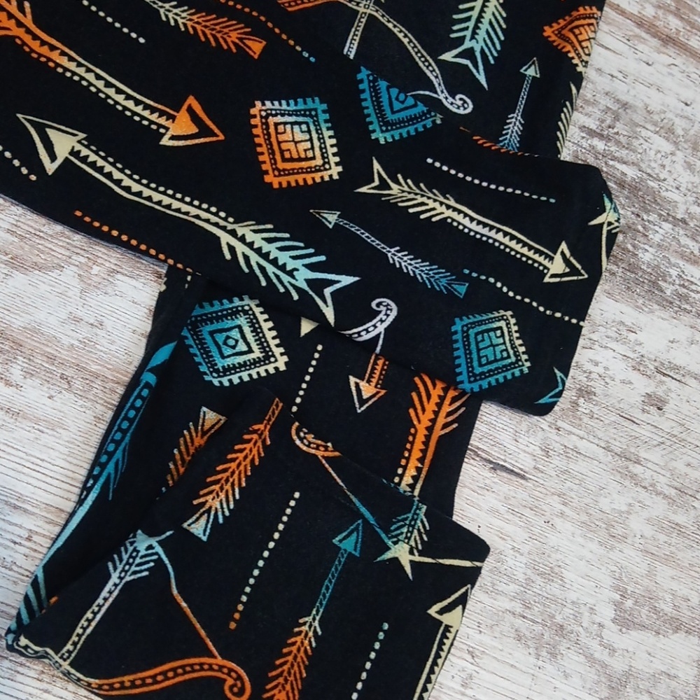 Hot Kiss Bow and Arrow Printed Leggings - Picture 3 of 8